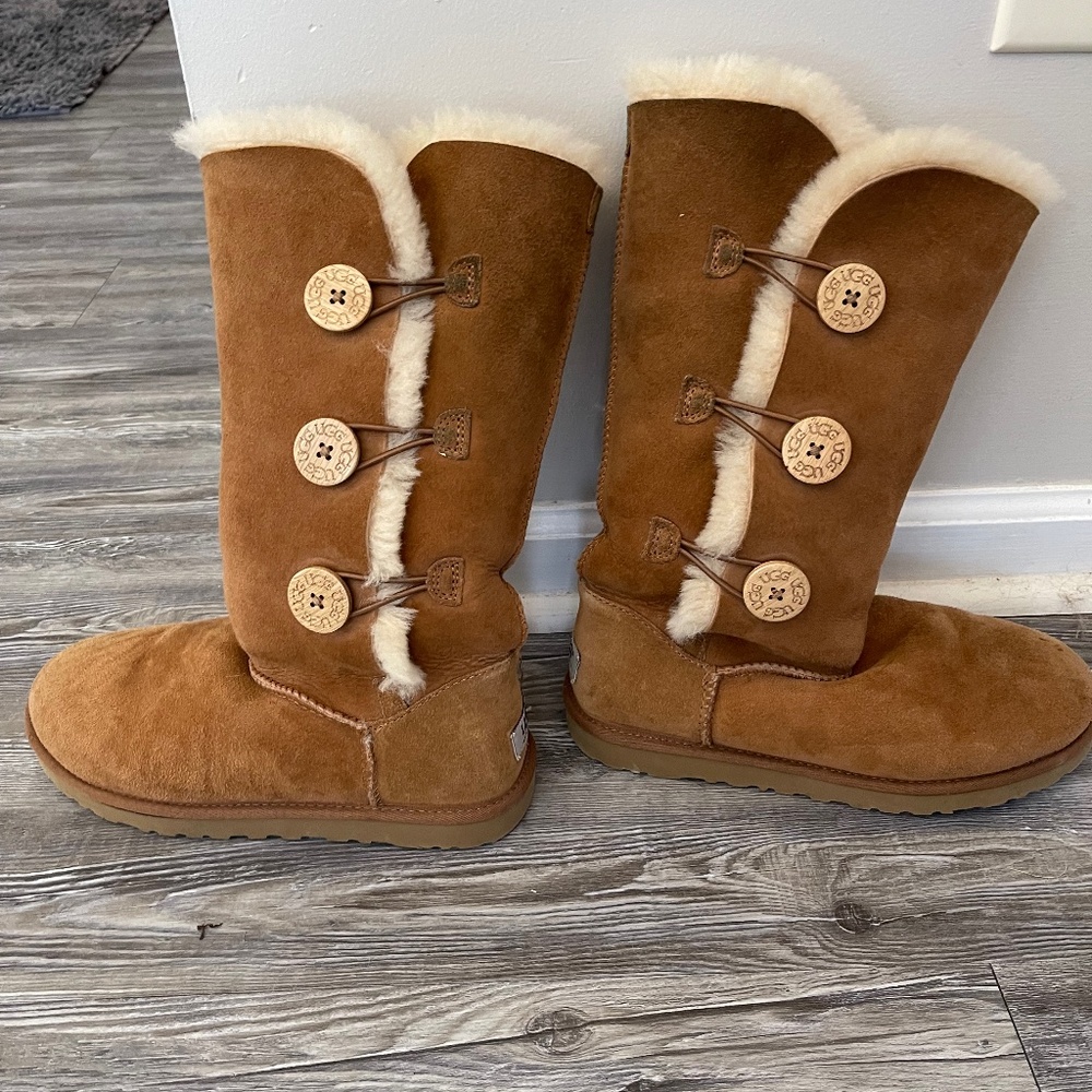 Bailey Button Uggs size 8
